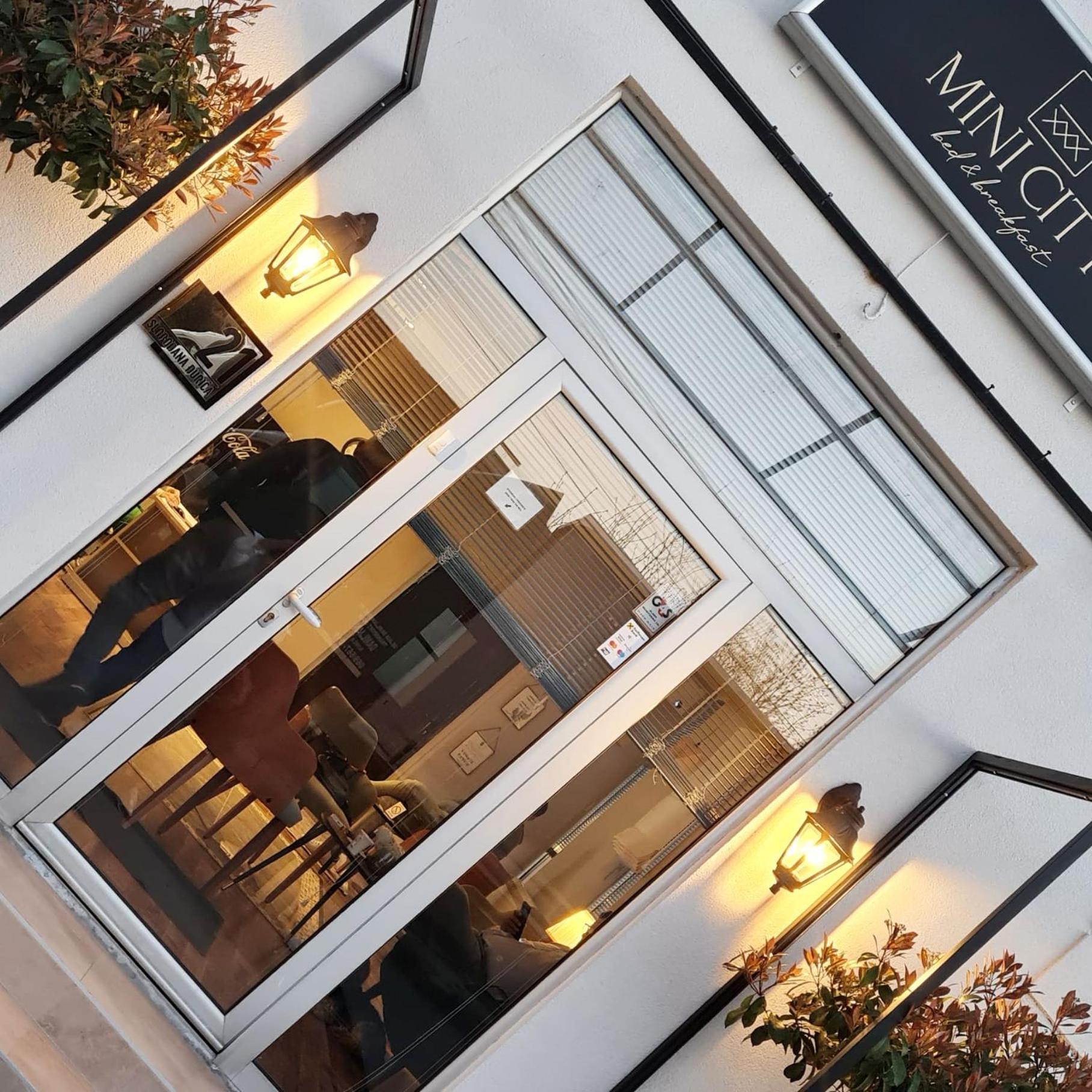 Minicity Inn Belgrad Exteriör bild